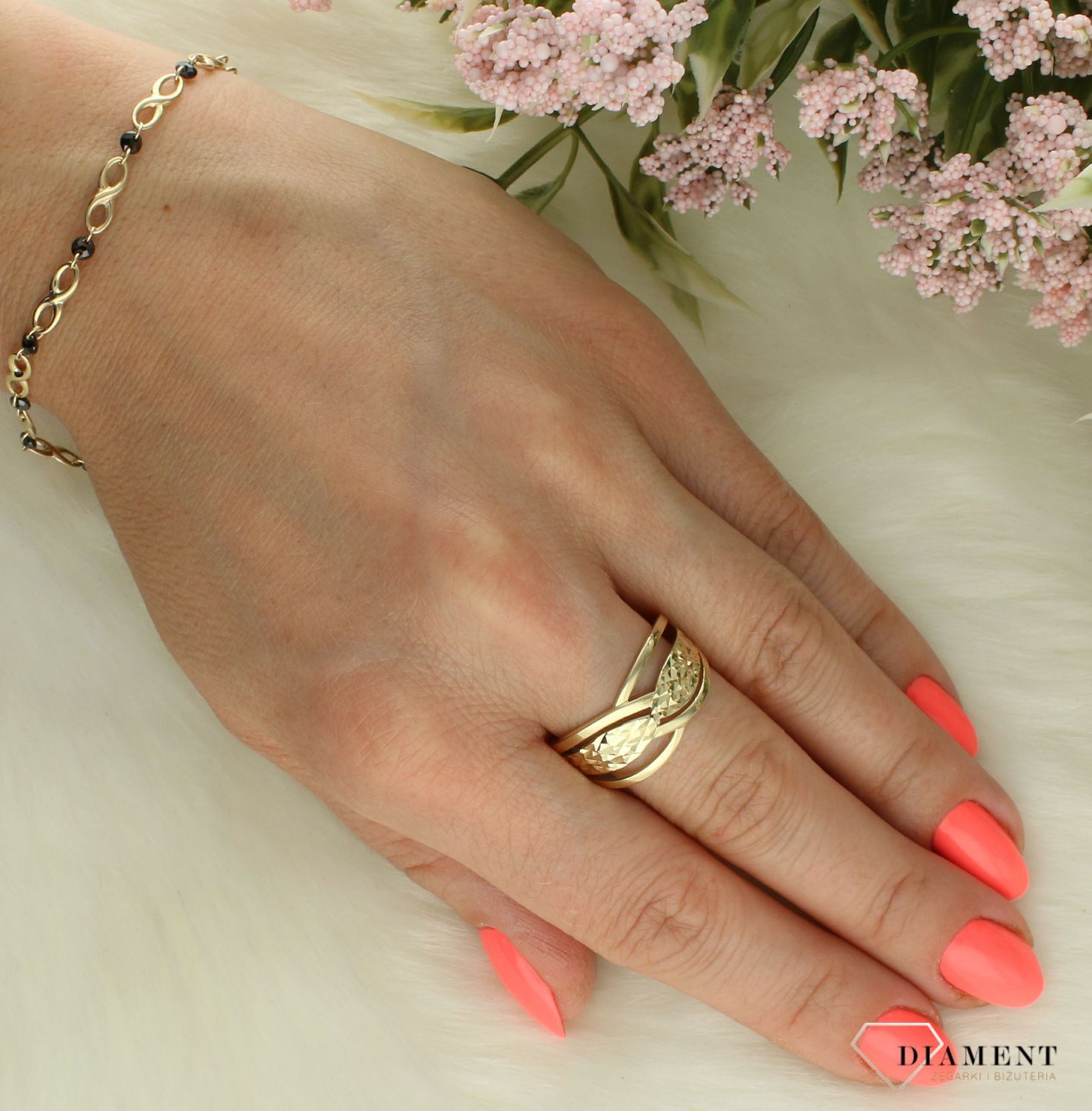 Złoty pierścionek damski 375 szeroki pleciony z ozdobnym grawerowaniem PI 6317 375. Złoty pierścionek damski. Pierścionek złoty damski o modnym wzorze. Złoty damski pierścionek próby 375. Pierścionek złoty dla kobiety na prezent (1).jpg